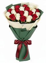 Букет Микс из красных и белых роз в Аксаково
