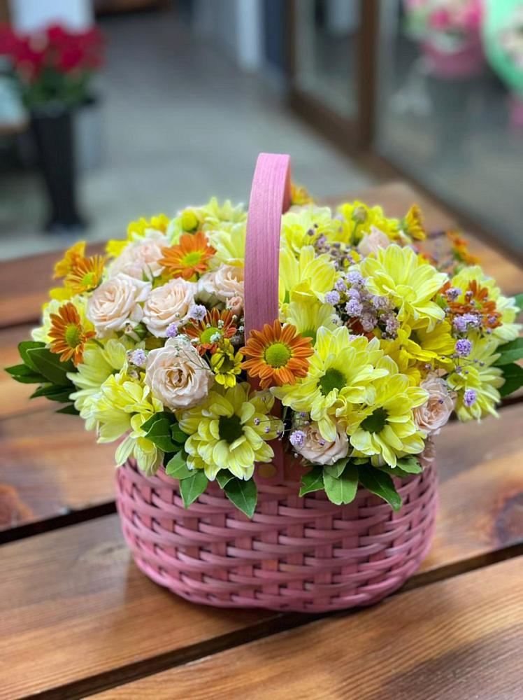 Цветочная композиция из Хризантемы и Розы в корзине в Аксаково