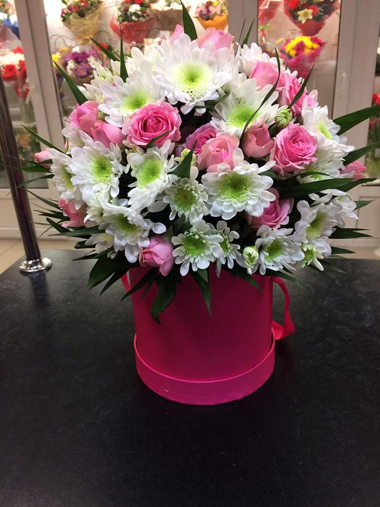 Цветочная композиция из Розы и Хризантемы в шляпной коробке в Аксаково